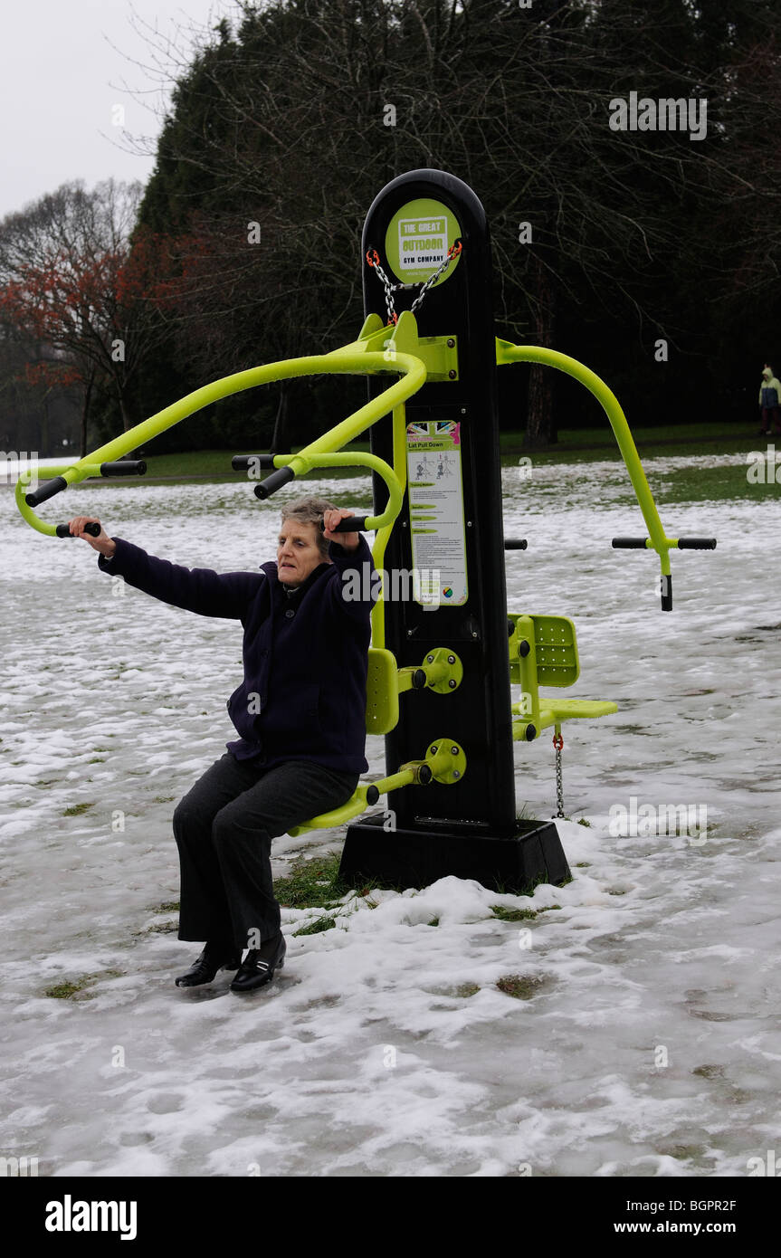 Winter-Übung eine Frau gesehen mit einem Vermächtnis Doppel Brustpresse und  Lat pull-down Maschine bei einem Outdoor-Fitness-Studio in Cardiff Wales  Stockfotografie - Alamy