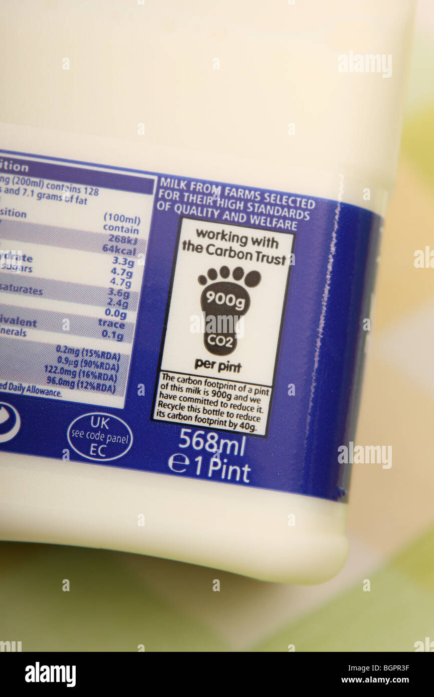 Carbon Footprint Logo Informationen 900 g CO2 auf ein Pint Milch mit Daten aus der Carbon Trust Stockfoto