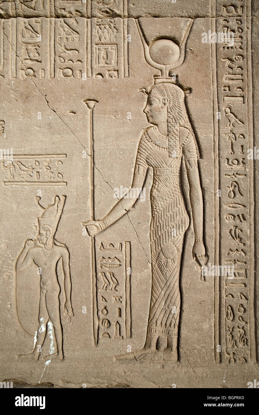 Relief arbeitest du für die ptolemäischen Tempel der Hathor in Dendera, nördlich von Luxor, Nil Senke, Ägypten Stockfoto