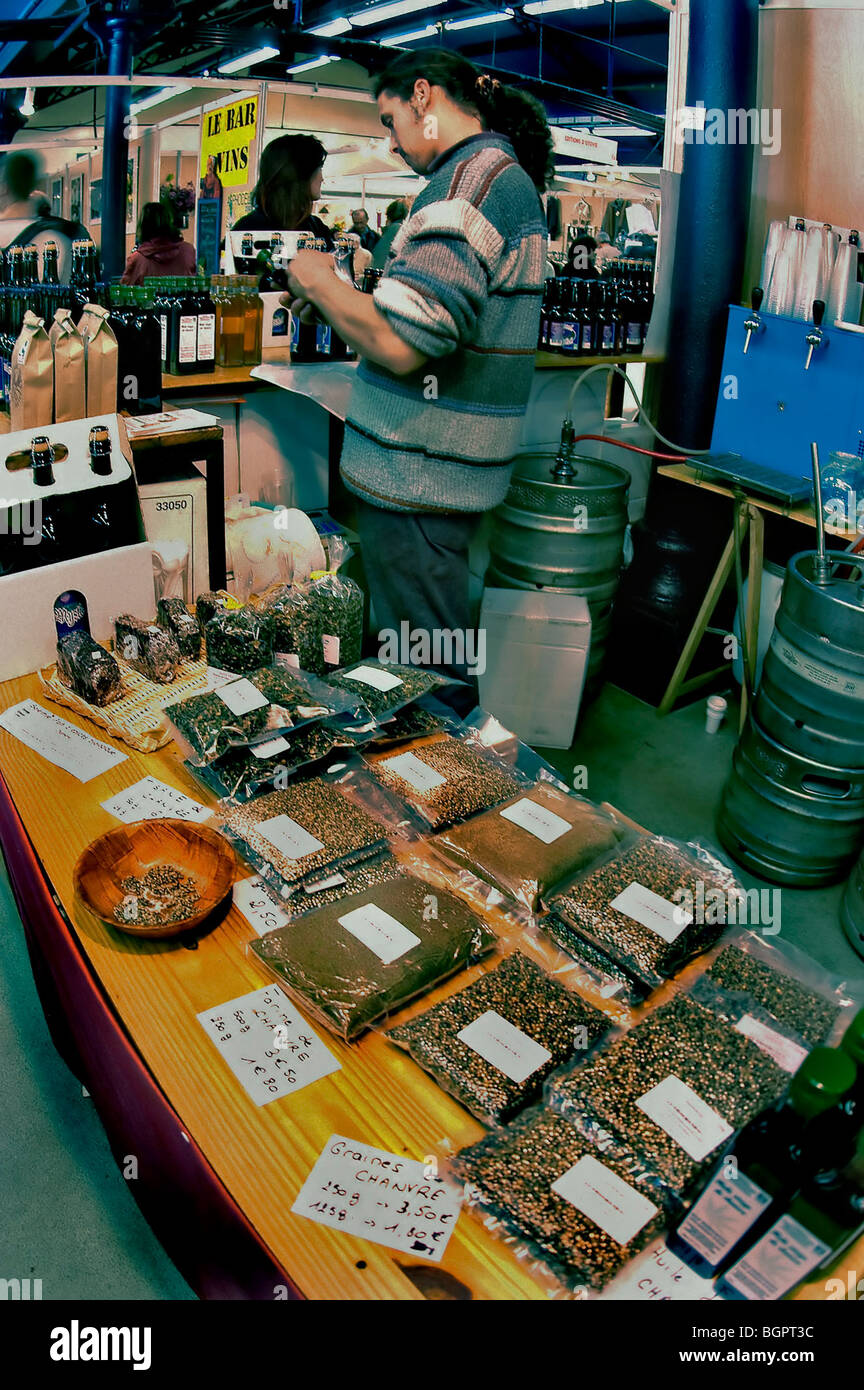 Paris, Frankreich, junger Mann verkaufen Marihuana Produkte zu einer Ausstellung eines kleinen Unternehmens von ANGERS, CANNABIS "VERGERS DE DIODE" Stockfoto