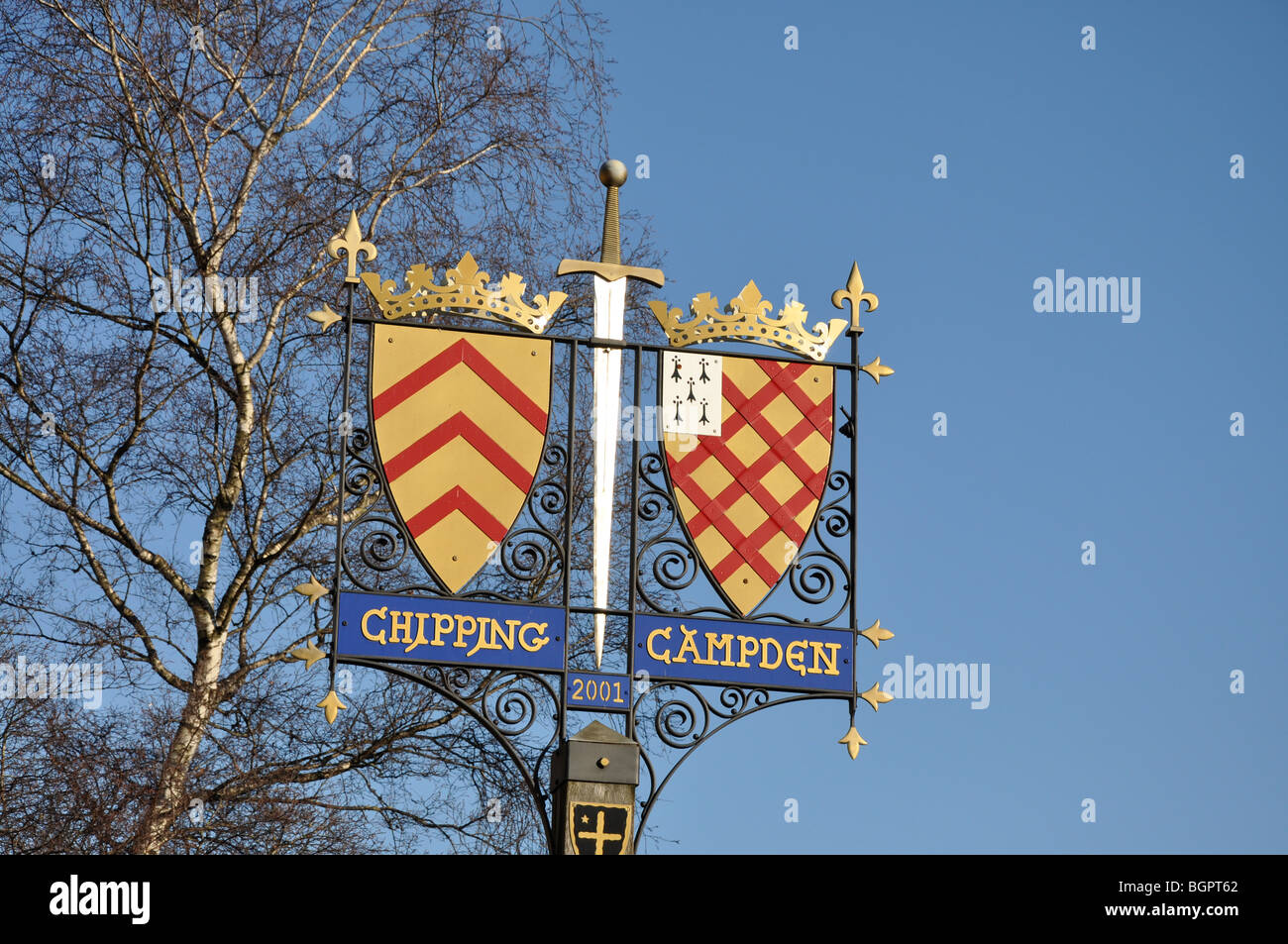 Wappen in Chipping Campden High Street, Gloucestershire, England, UK unterzeichnen Beschilderung Post blauer Himmel winter Stockfoto