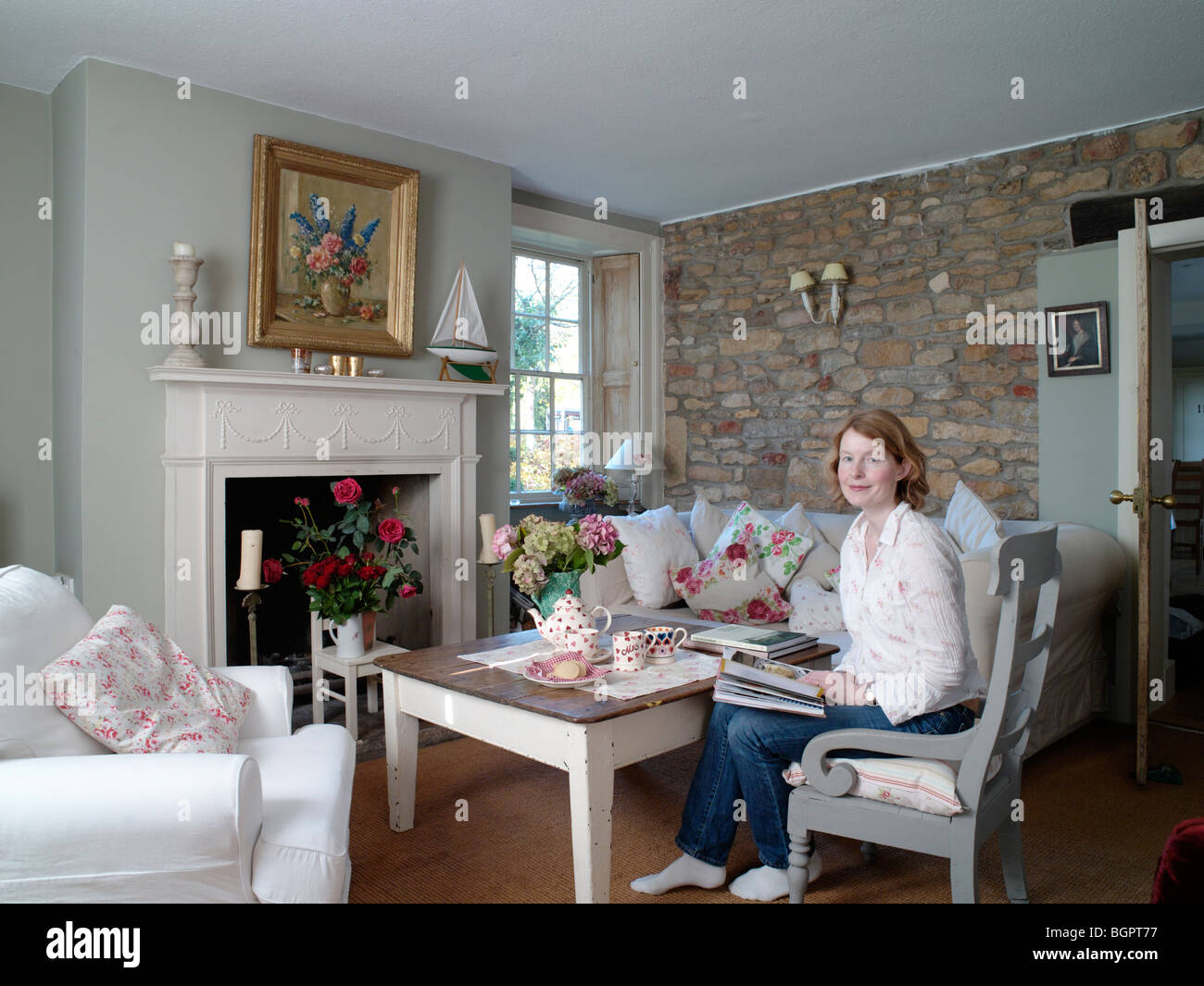Schauspielerin Karen Westwood in ihrem Haus in Lincolnshire Stockfoto