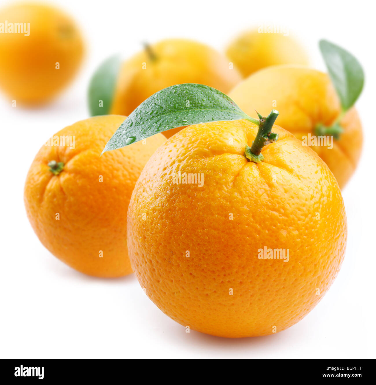 reifer Orangen mit Blättern auf weißem Hintergrund Stockfoto