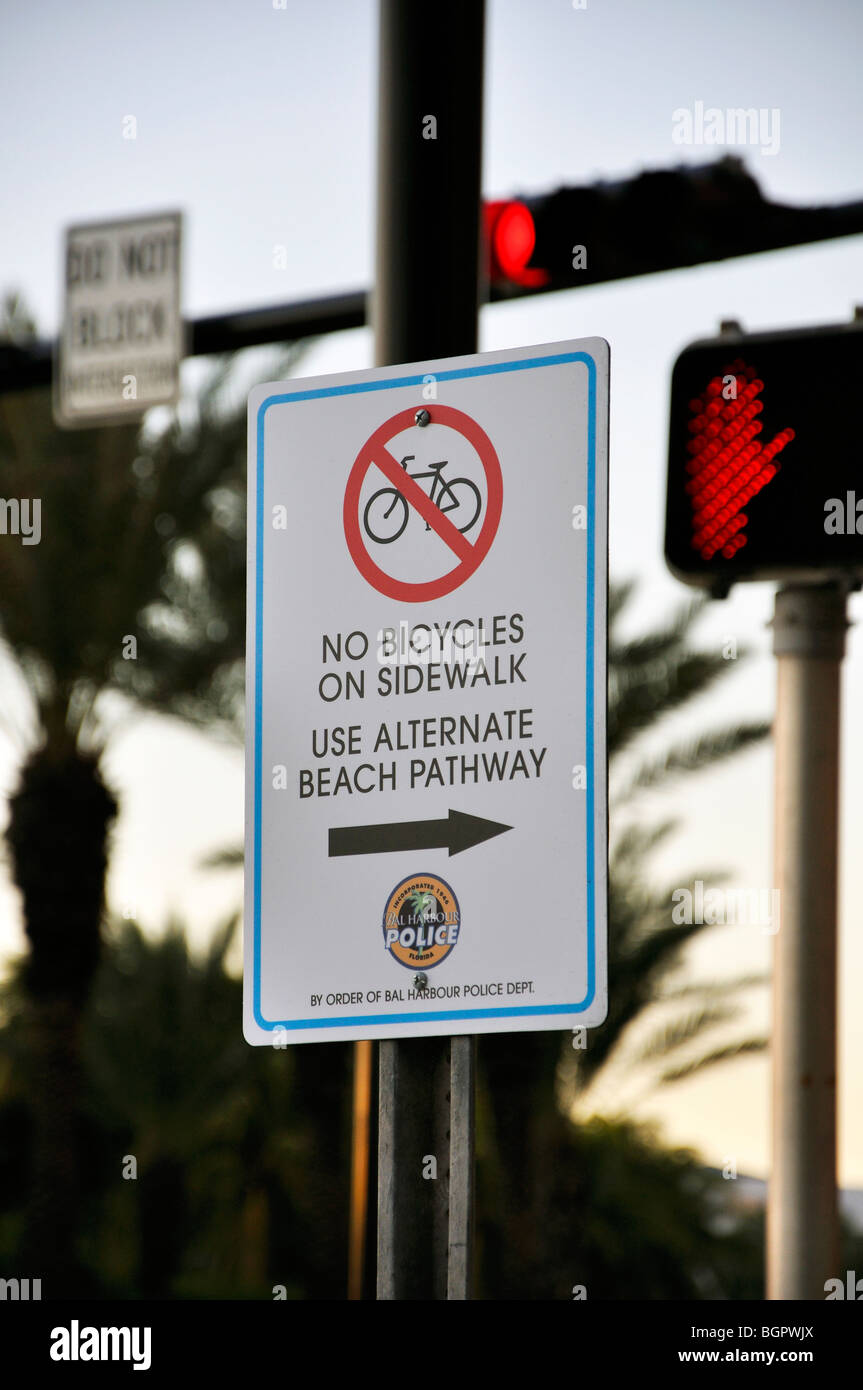 "Keine Fahrräder in Bürgersteig" Zeichen in Miami Beach, Florida, USA Stockfoto