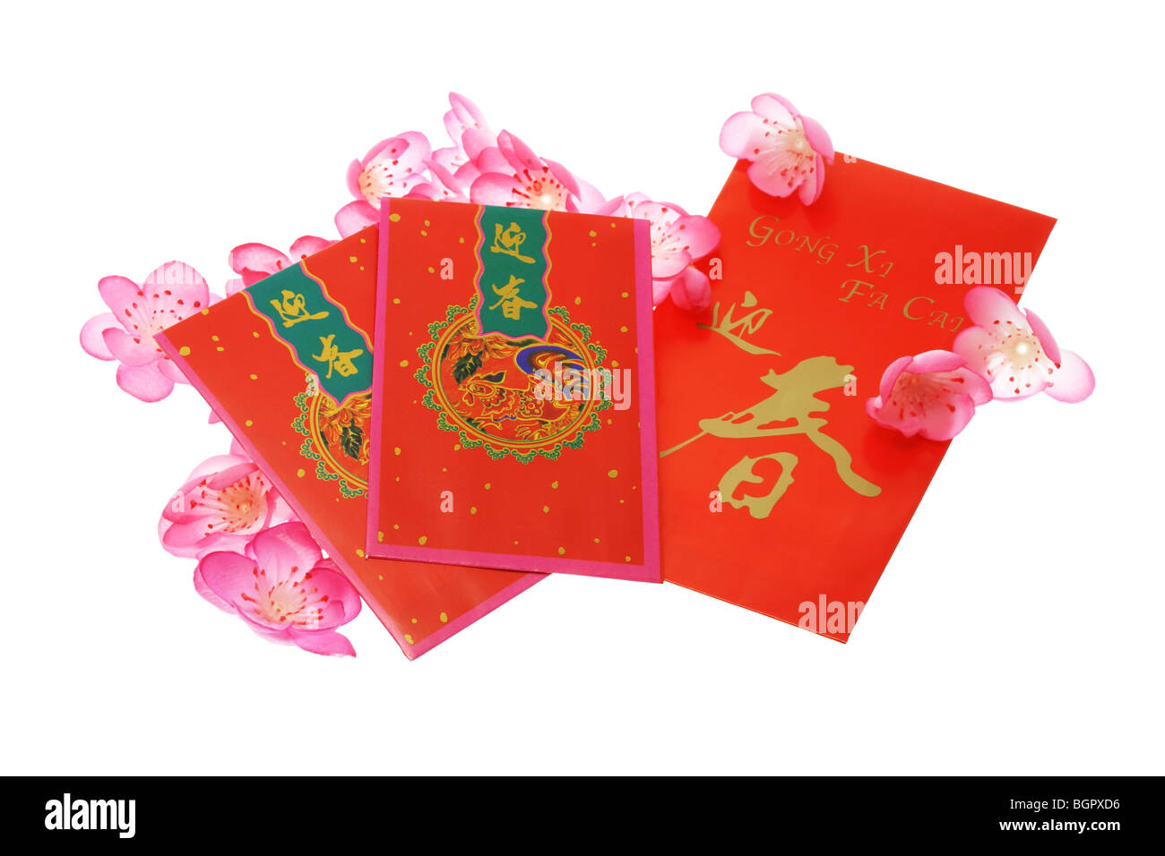 Chinese New Year rote Pakete und Pflaumenblüte auf weißem Hintergrund Stockfoto