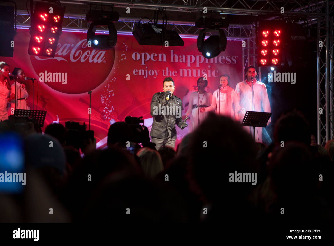 Pop-Star Sänger Peter Andre erklingt in Old Spitalfields London, England, Großbritannien, UK. Stockfoto