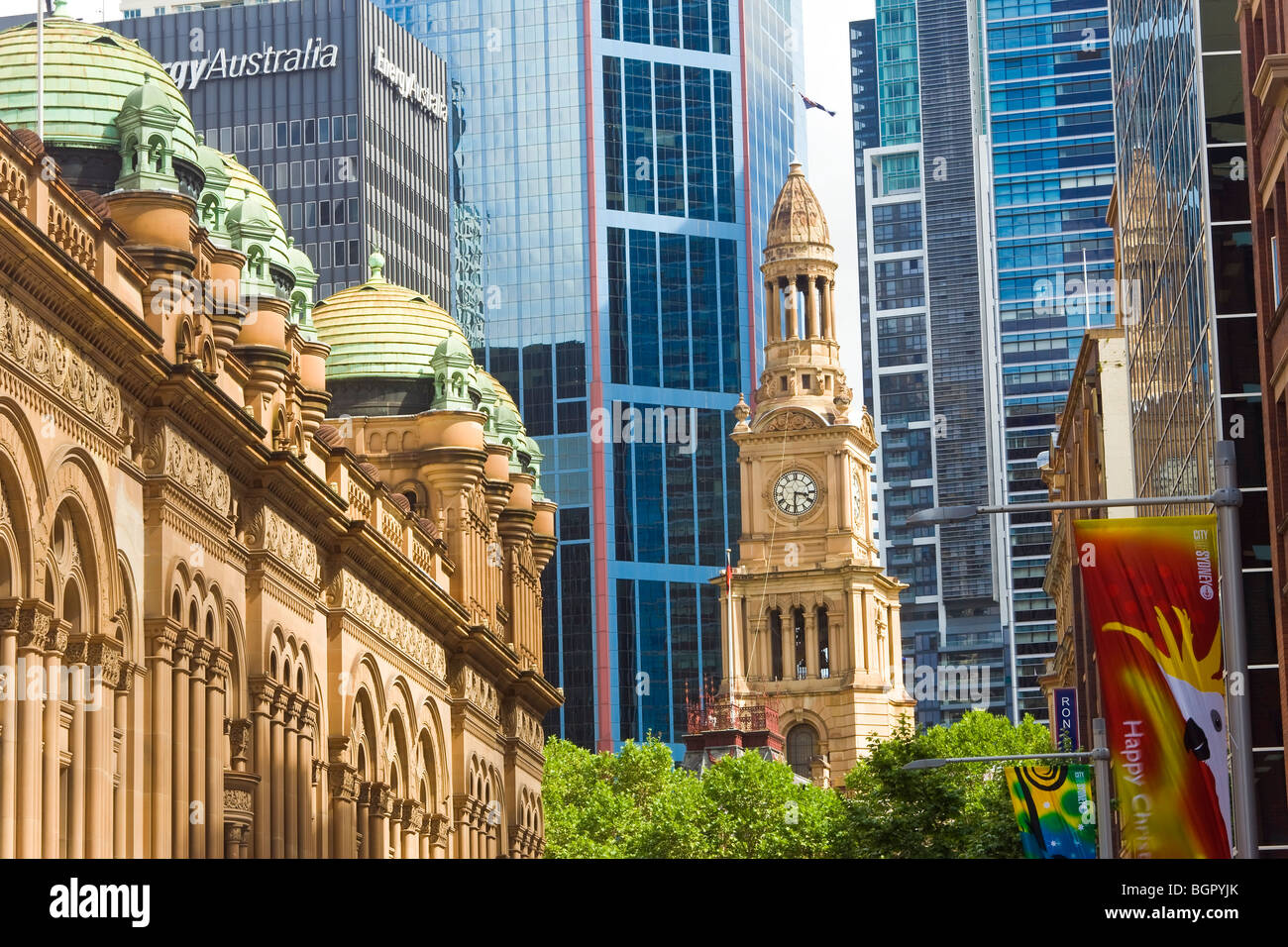 Australien, Sydney, Königin Victoria Building(left side) & Rathaus (mit Zifferblatt) Stockfoto