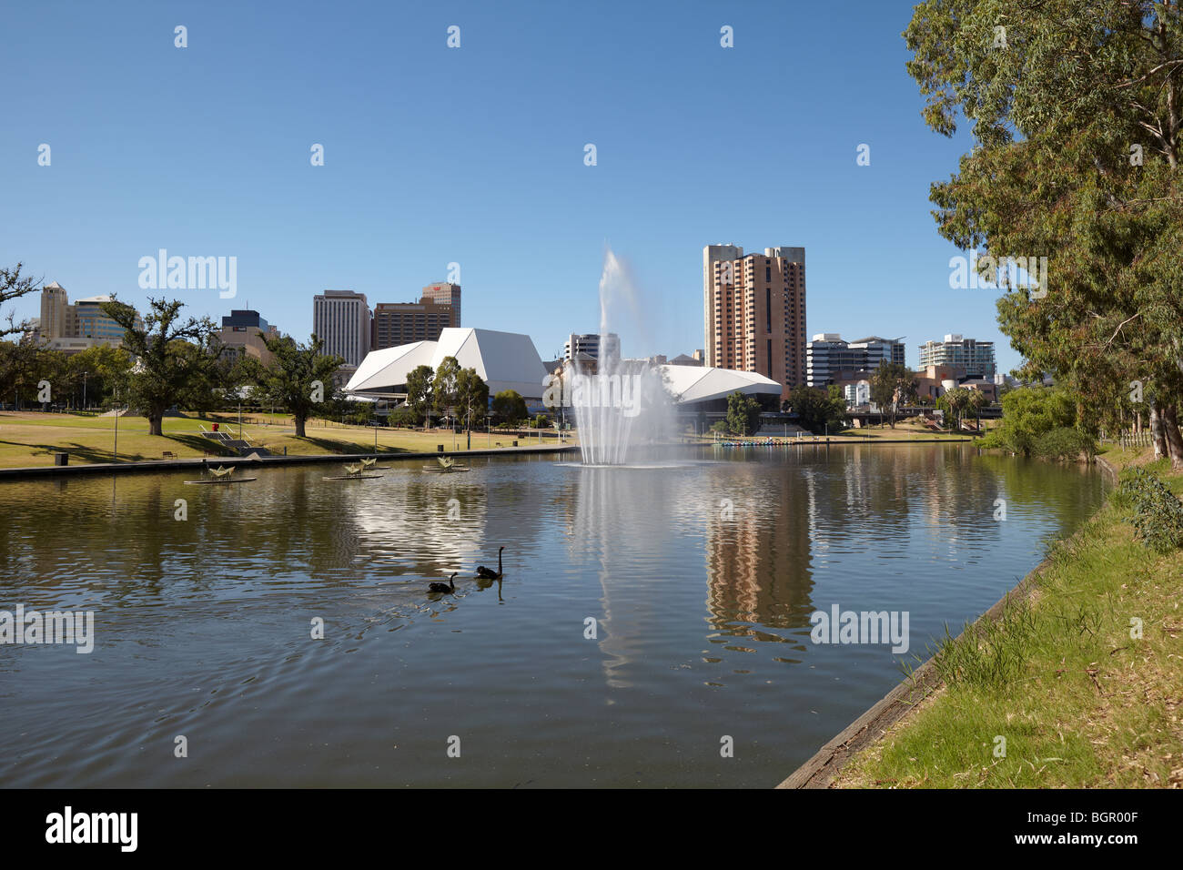 Blick auf Lake Torrens, Elder Park und die Skyline der Stadt, Adelaide, Australien Stockfoto