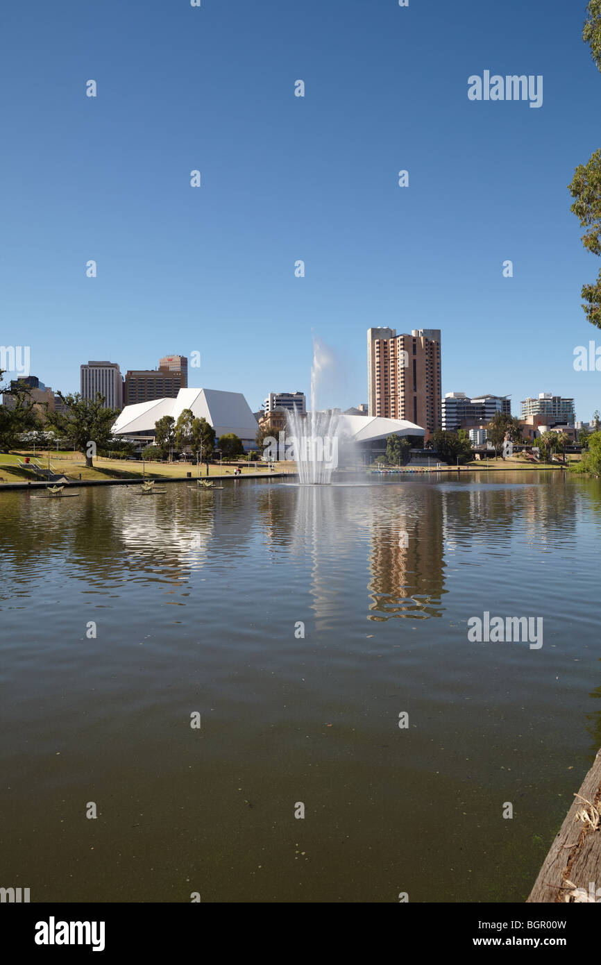 Blick auf Lake Torrens, Elder Park und die Skyline der Stadt, Adelaide, Australien Stockfoto