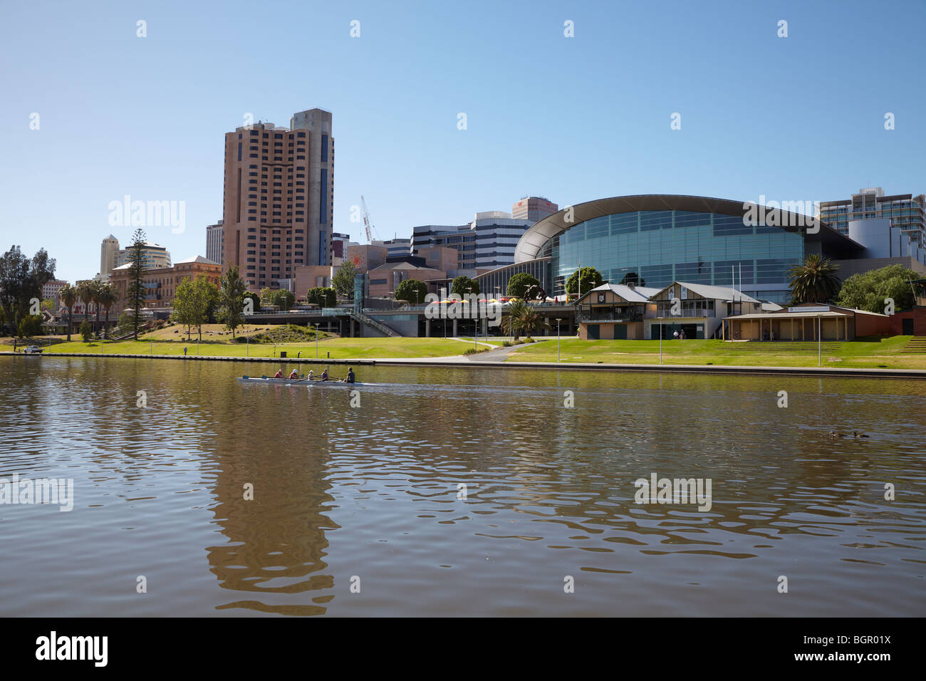 Ruderer auf Torrens See vor der Convention Centre, Adelaide, Australien Stockfoto