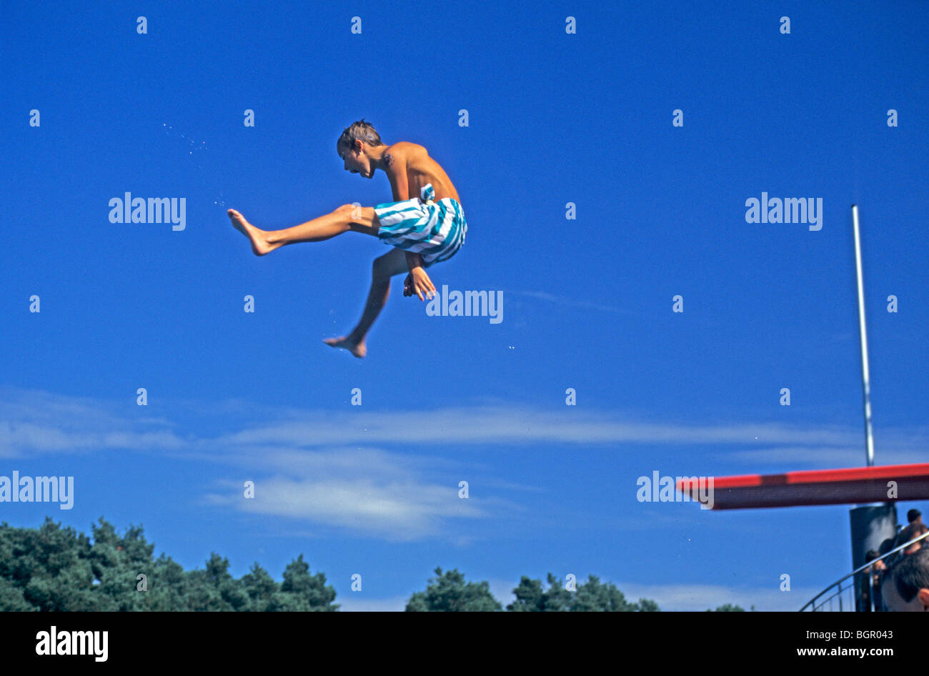 Jump off diving board Fotos und Bildmaterial in hoher Auflösung Alamy