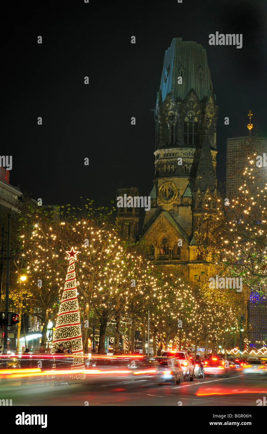 Weihnachtsbeleuchtung, Verkehr auf dem Boulevard Kurfürstendamm in der Nacht, Berlin Stockfoto