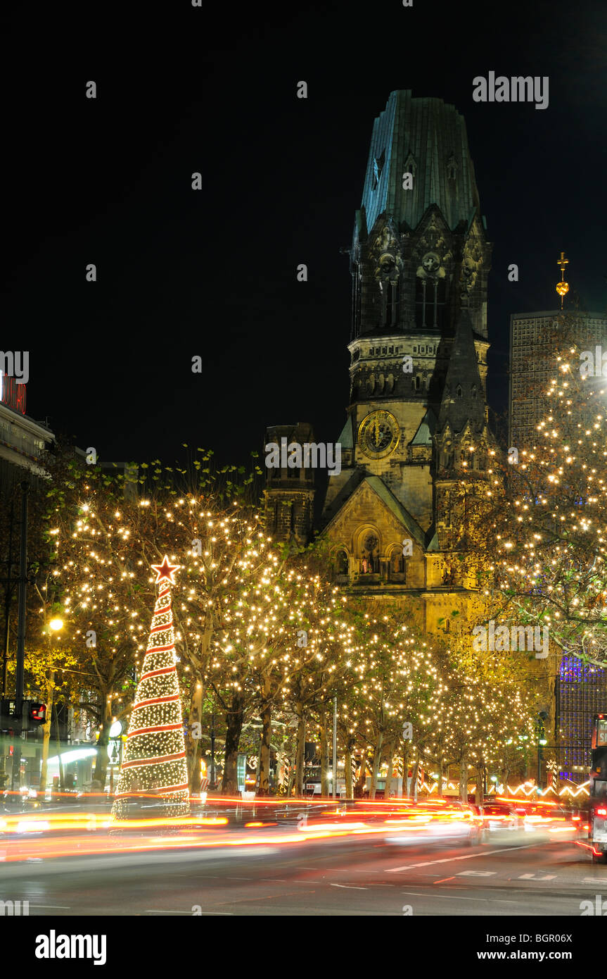 Weihnachtsbeleuchtung, Verkehr auf dem Boulevard Kurfürstendamm in der Nacht, Berlin Stockfoto