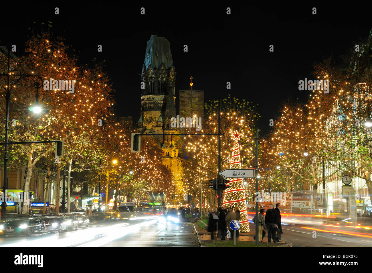 Weihnachtsbeleuchtung, Verkehr auf dem Boulevard Kurfürstendamm in der