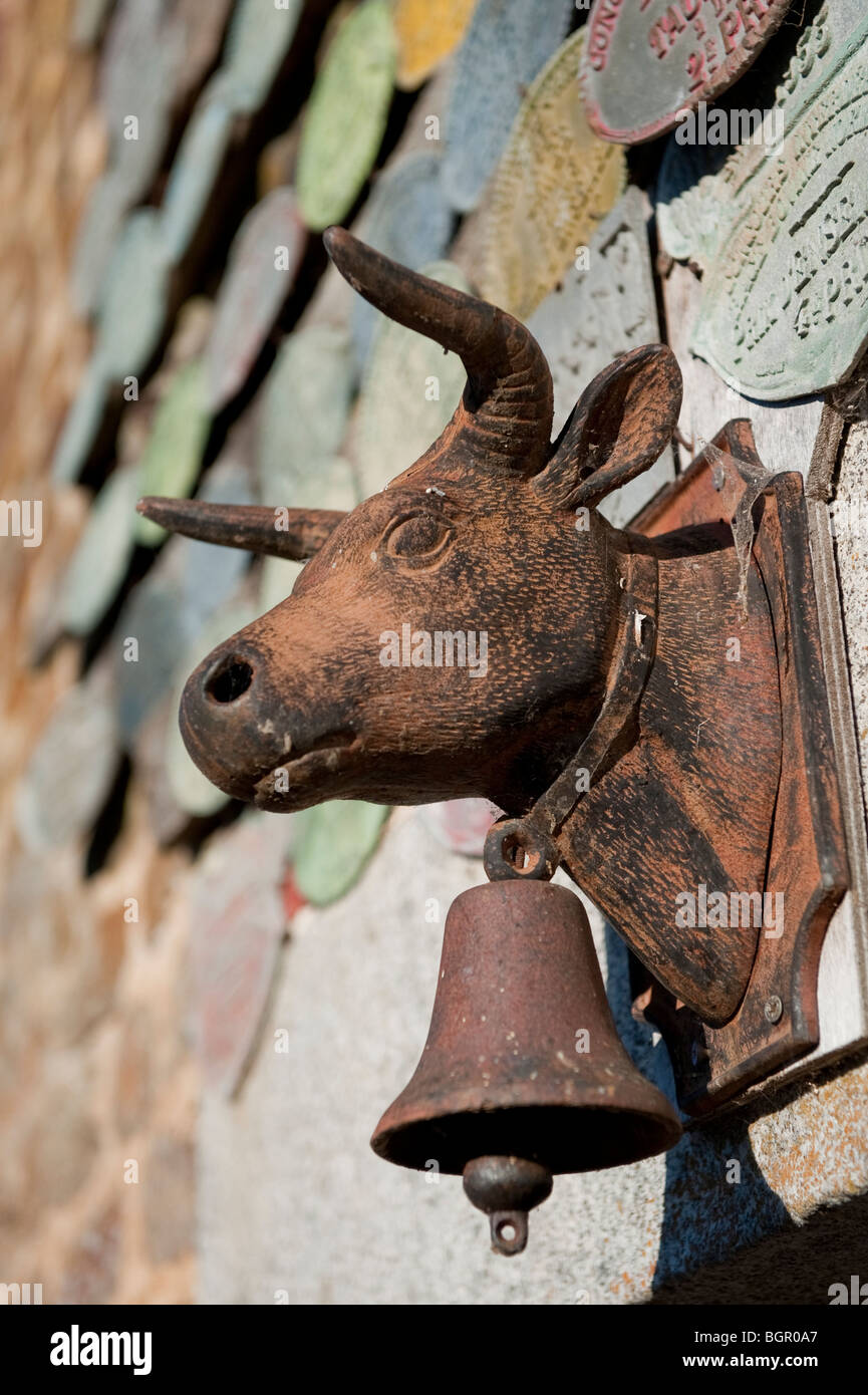 Eine rostige Kühe Kopf mit einer Glocke hängen von den Hals auf La Rouaudiere Bauernhof in der Normandie, Frankreich. Sonderangebot-Alastair Sawday Reiseführer Stockfoto