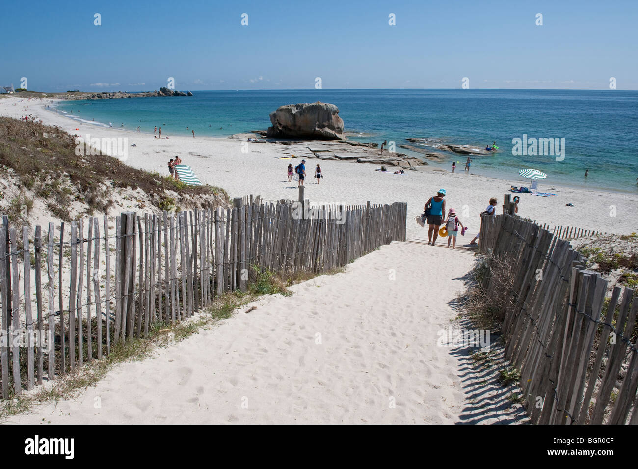 Ansatz zum Strand über Sanddünen bei Lesconil in der Nähe von Bénodet, Süden der Bretagne, Frankreich auf der Route der GR34 Coast path Stockfoto