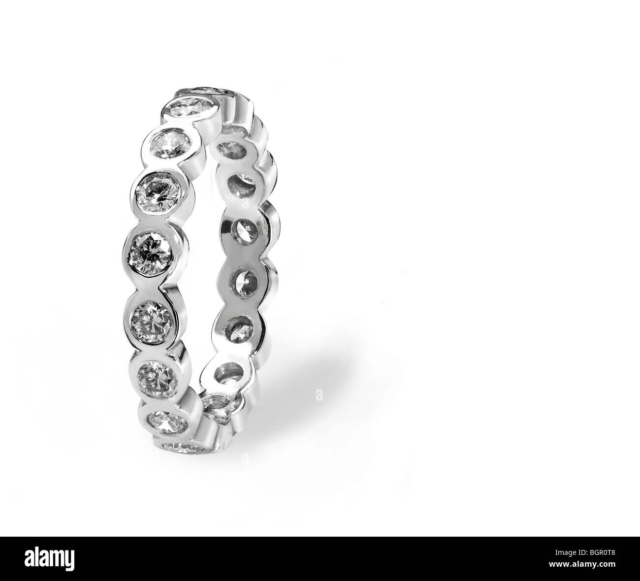 Handgefertigter Ring aus Platin und Diamant auf weißem Hintergrund Stockfoto