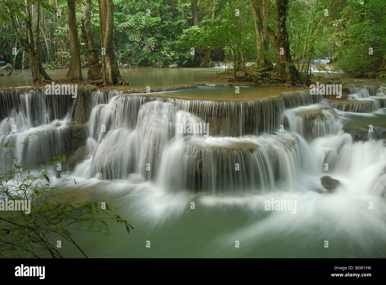 Huay Mae Kamin Wasserfall, Kheaun Sri Nakarin Nationalpark, Thailand Stockfoto