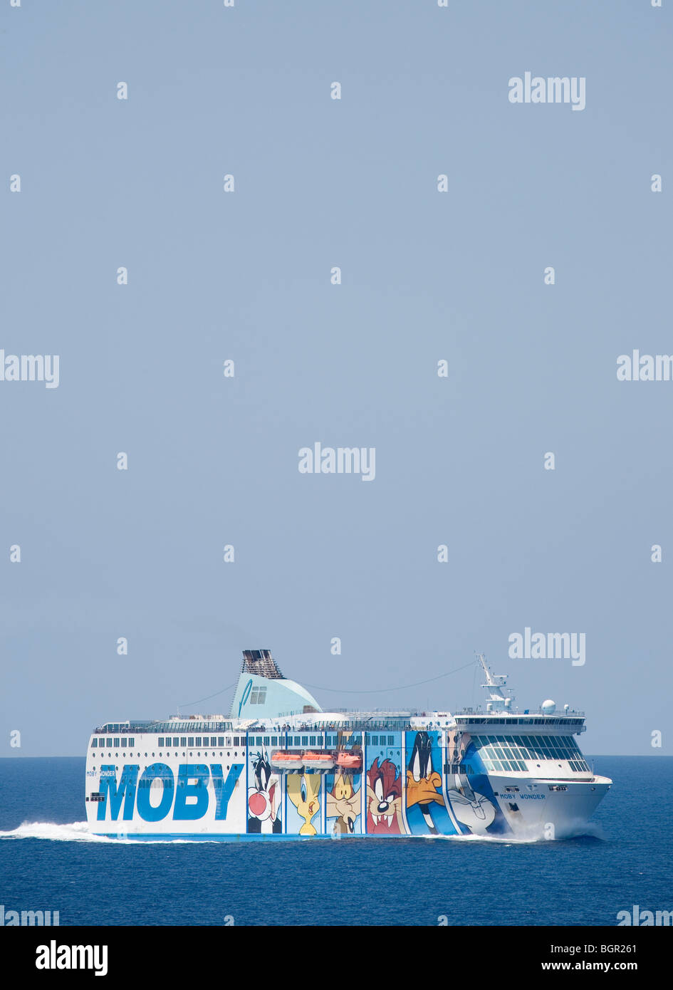 Moby Line Fähre am Mittelmeer. Stockfoto