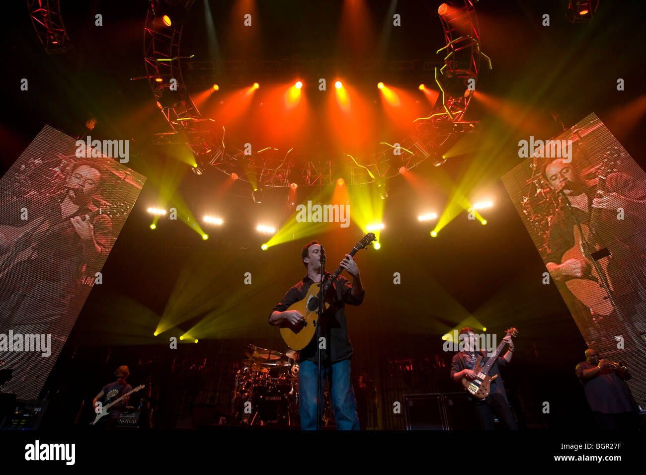 Die Dave Matthews Band durchgeführt, bei der John Paul Jones Arena auf dem Gelände der University of Virginia in Charlottesville, VA Stockfoto