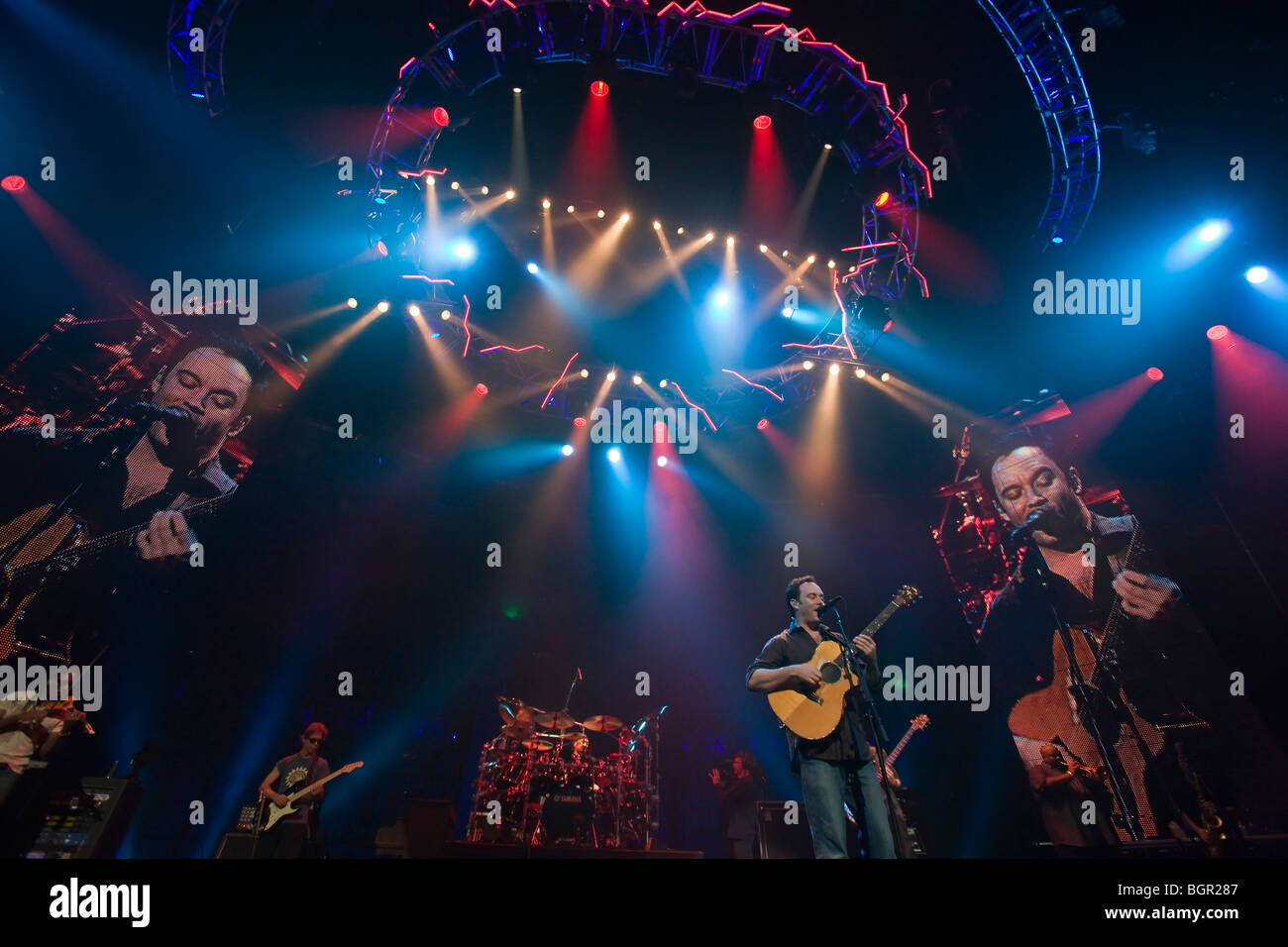 Die Dave Matthews Band durchgeführt, bei der John Paul Jones Arena auf dem Gelände der University of Virginia in Charlottesville, VA Stockfoto