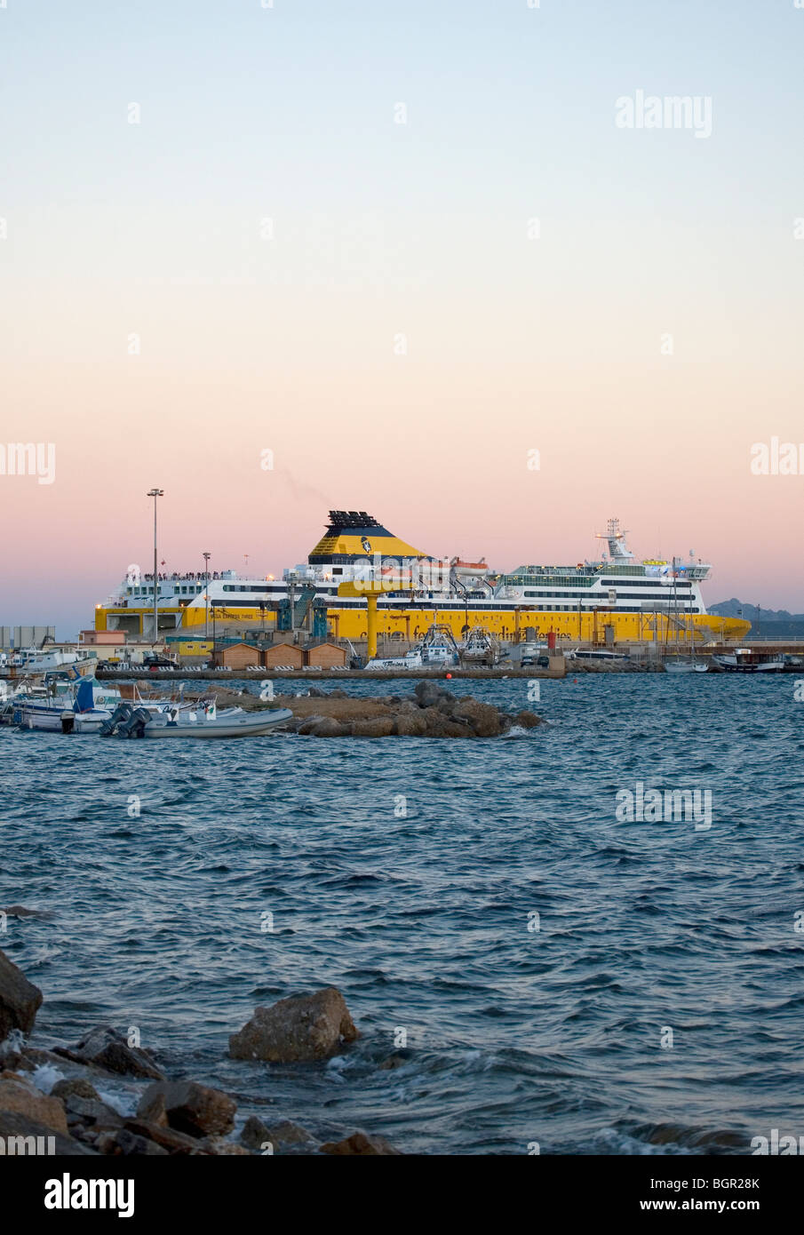 Eine Fähre von Corsica Sardinia Ferries in Golfo Aranci. Stockfoto