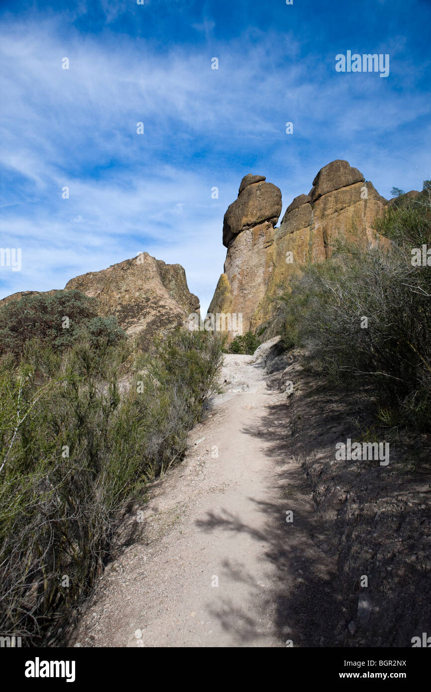 Felsformationen entlang der Juniper Canyon Trail bis High Peaks, Pinnacles National Monument, California Stockfoto