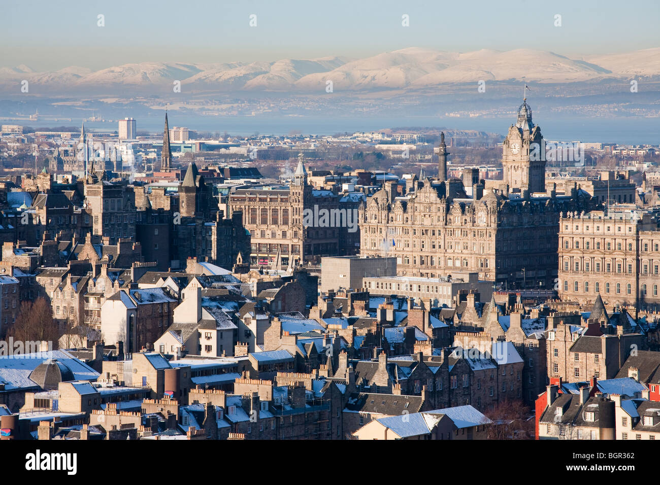 Die Stadt Edinburgh aus Salisbury Crags im Winter Stockfoto