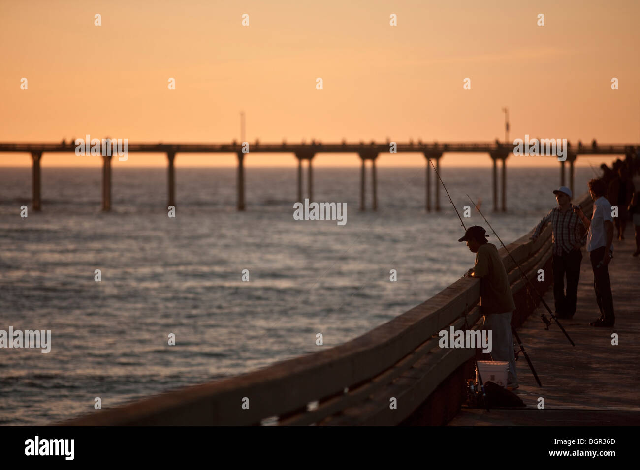 Fisher am Pier in Ocean Beach in San Diego bei Sonnenaufgang, Kalifornien, USA Stockfoto