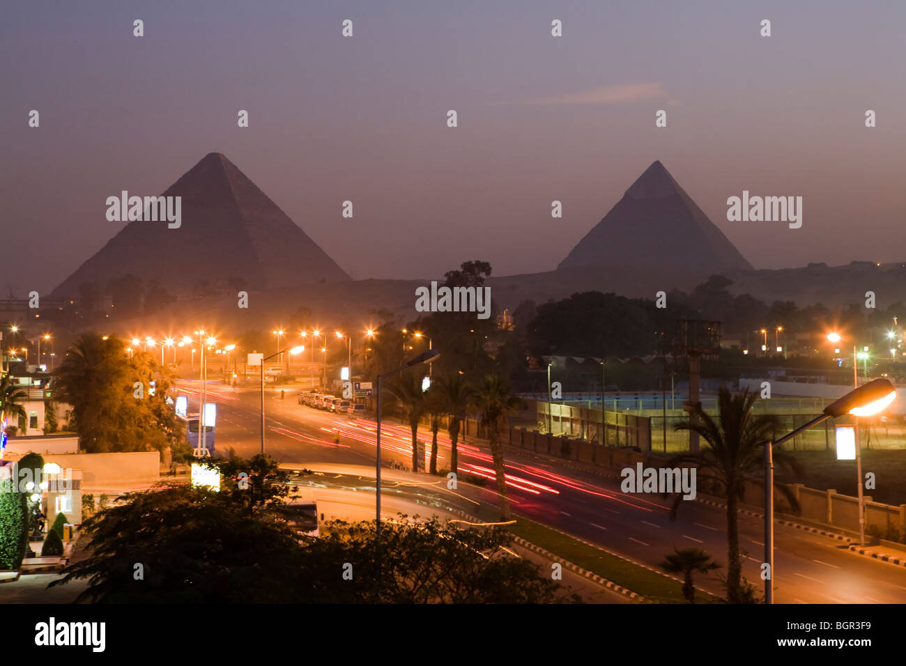 Schuss von den Pyramiden von Gizeh in der Nacht vom Aussichtspunkt im Hotel zu landen, Gizeh, Kairo, Ägypten Stockfoto