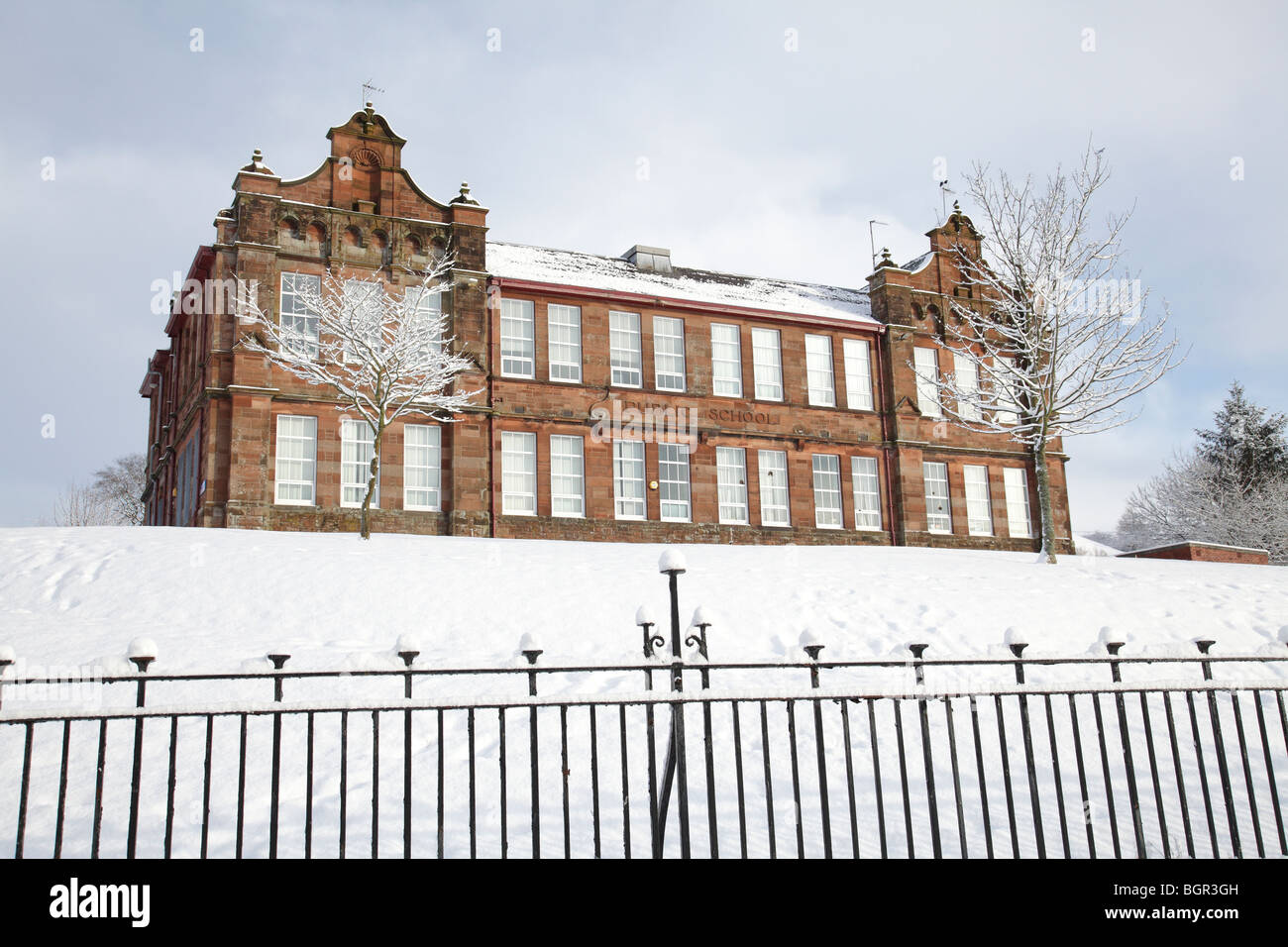 Grundschule im Winterschnee, Lochwinnoch, Renfrewshire, Schottland, Großbritannien Stockfoto