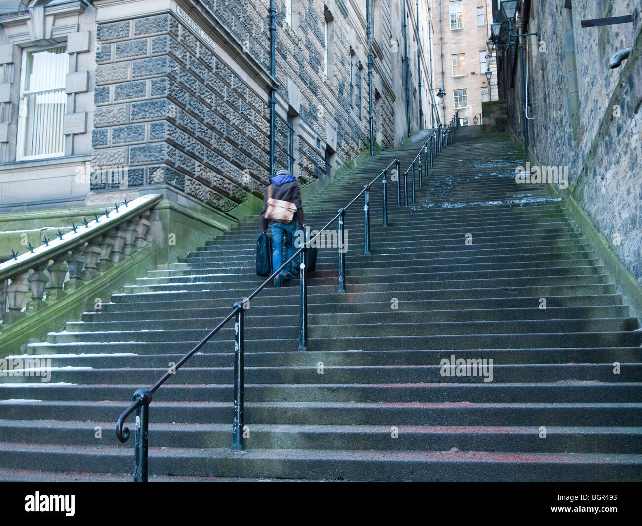 Mann aufsteigender steinerne Treppe, Edinburgh Stockfoto