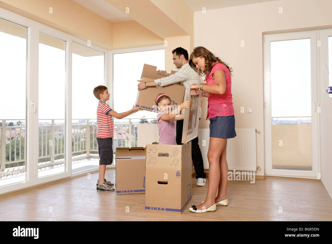 Familie mit Kindern Einzug in eine neue Wohnung Stockfoto