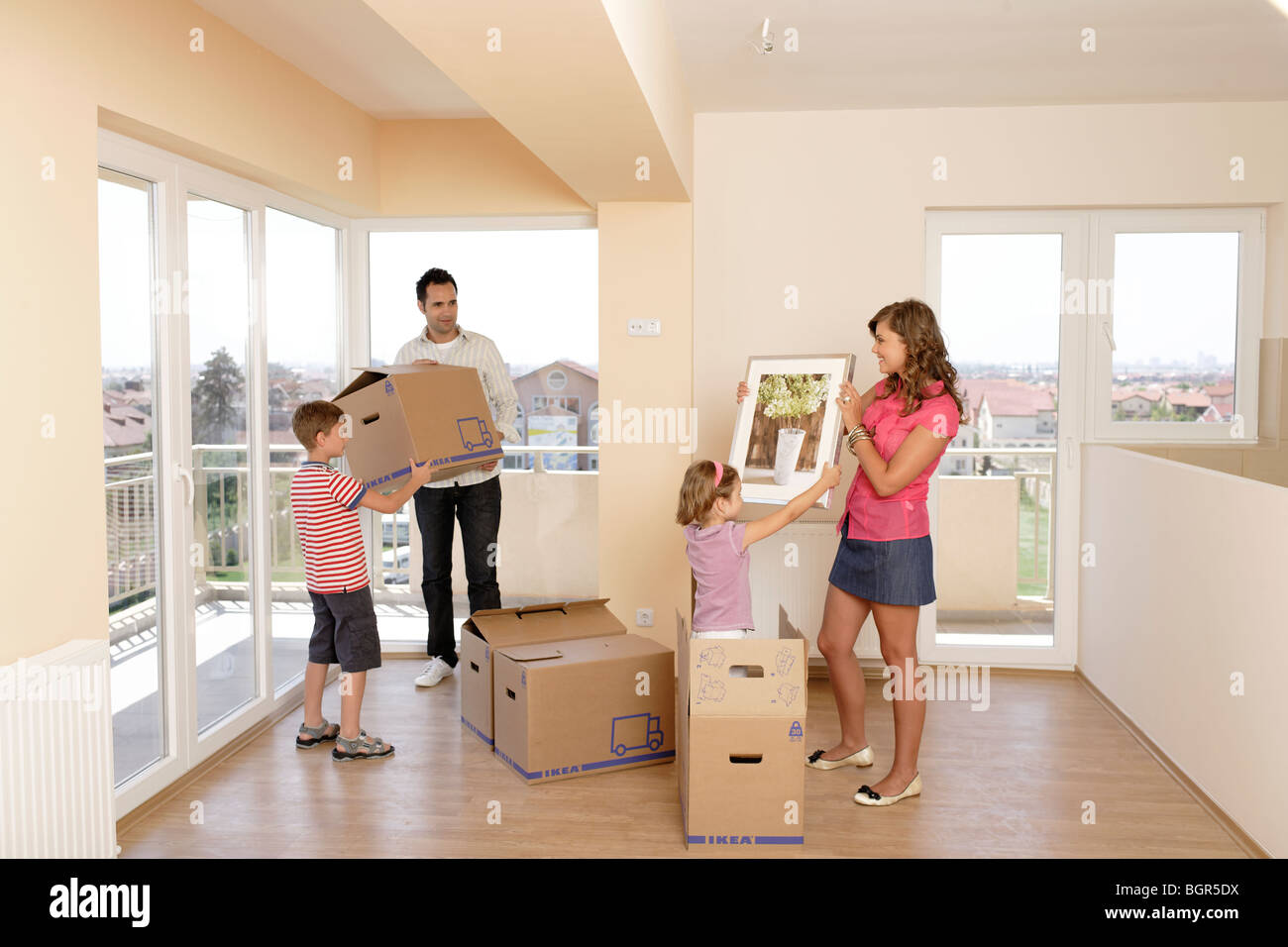 Familie mit Kindern Einzug in eine neue Wohnung Stockfoto