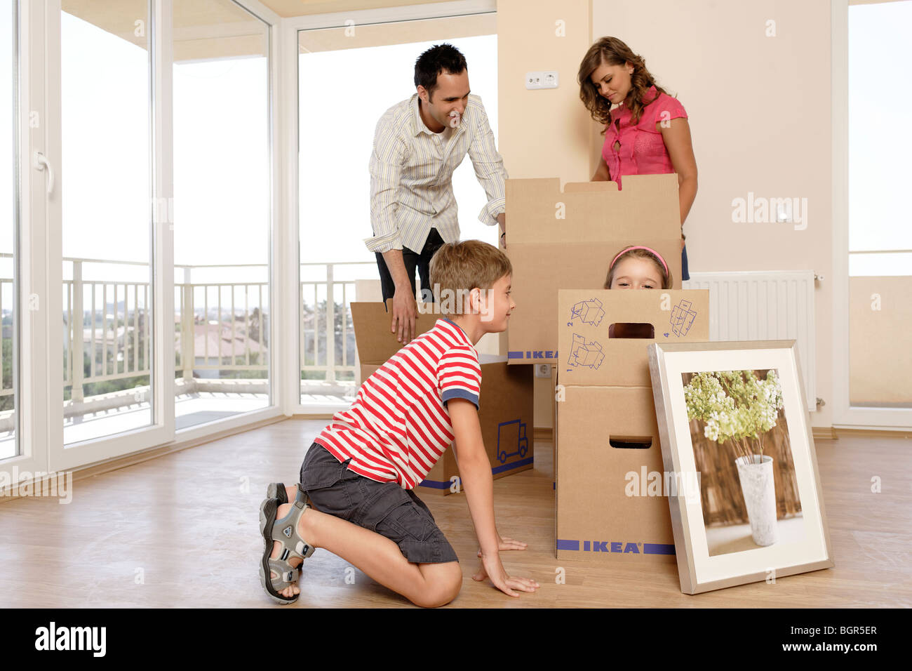 Familie mit Kindern Einzug in eine neue Wohnung Stockfoto