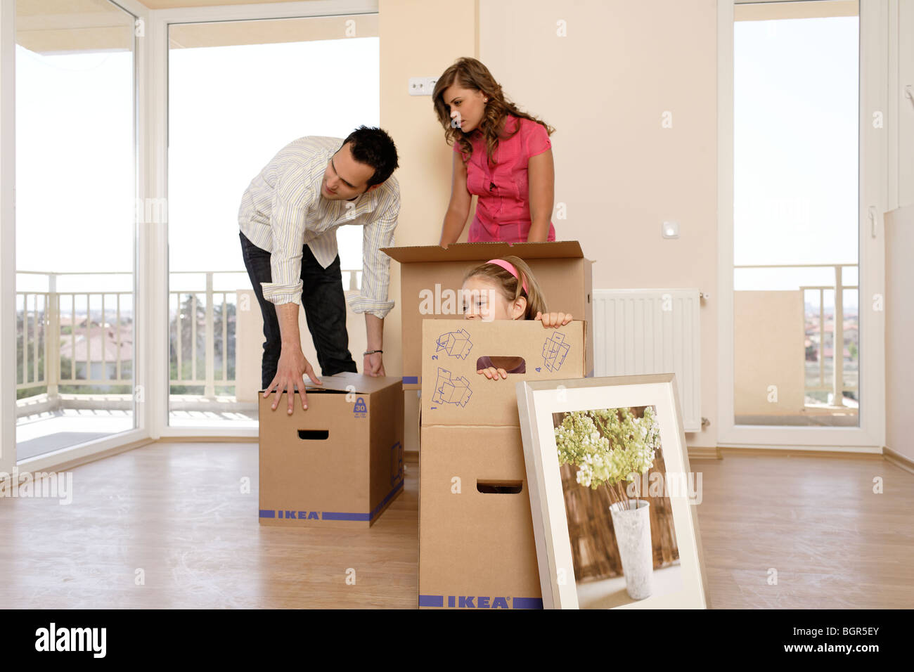 Familie mit Kindern Einzug in eine neue Wohnung Stockfoto