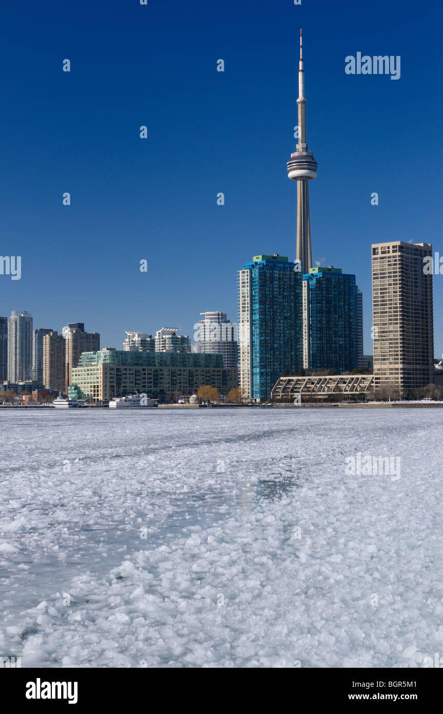 Eis-Matsch im Zuge einer Winter-Fähre nach Wards Island von den Toronto Islands mit Toronto City Skyline und blauer Himmel Stockfoto
