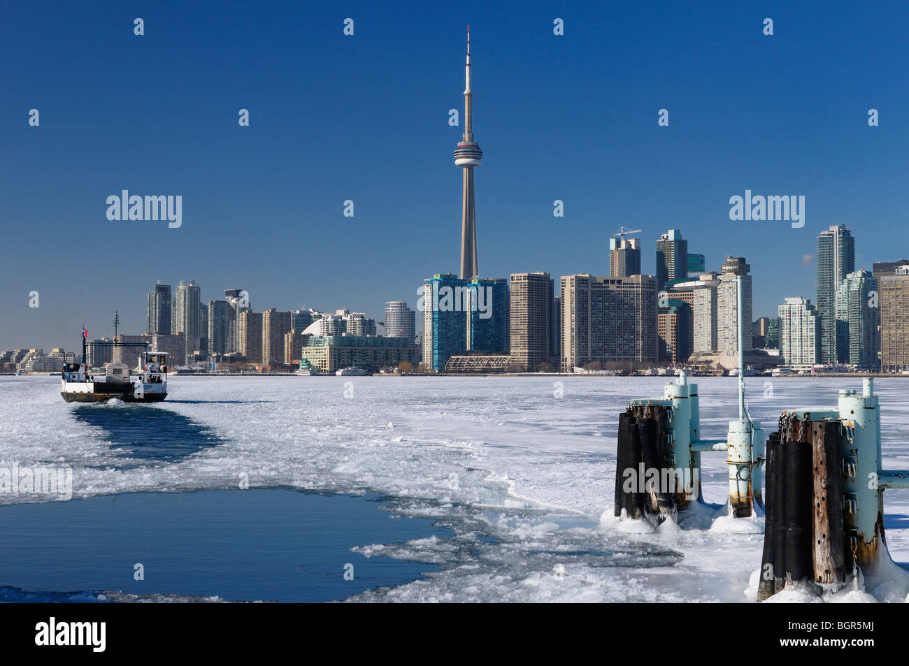 Stationen Island Fähre zurück im Winter halten ein Kanal offen auf ein Eis nach Toronto, Ontario See Stockfoto