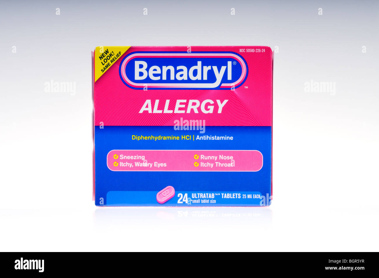 Box mit Benadryl Allergie-Tabletten auf weißem Hintergrund. Schneiden Sie Stockfoto