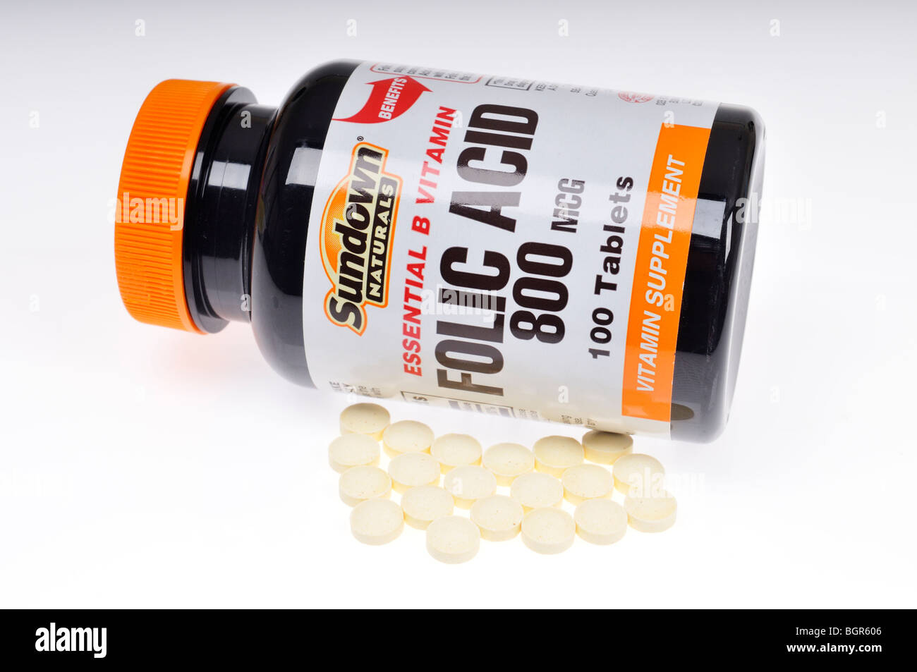 Folsäure Vitamin-Flasche mit Tabletten auf weißem Hintergrund. Stockfoto