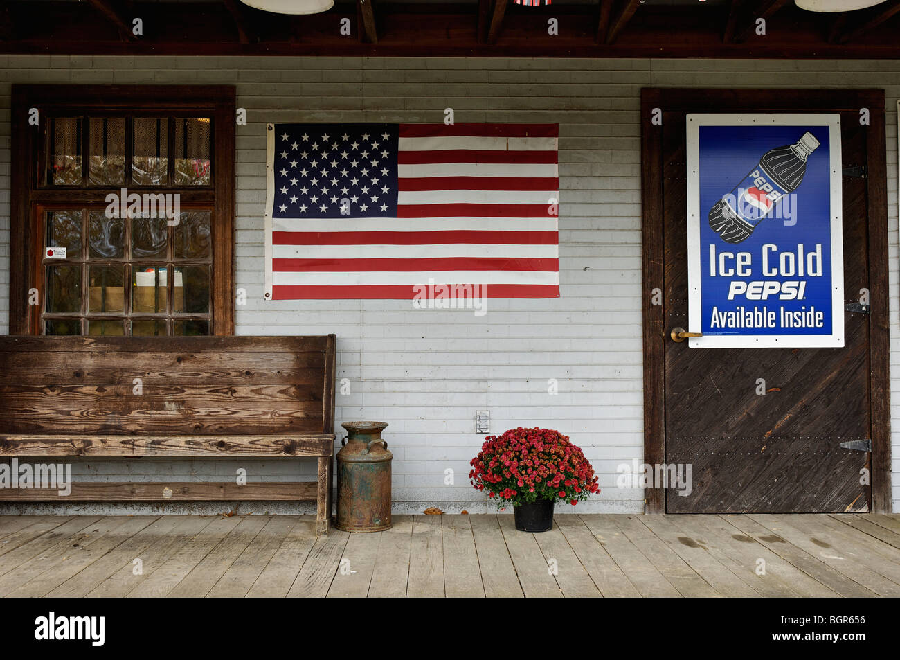 Amerikanische Flagge angezeigt auf der Veranda am Wolf River Postamt und Welcome Center in Pall Mall, Tennessee Stockfoto