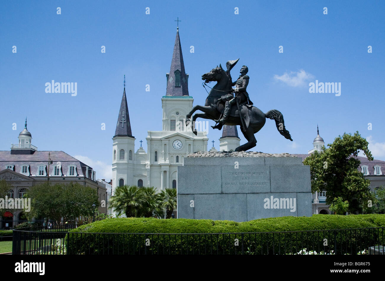 Die Kathedrale Saint-Louis in New Orleans und Andrew Jackson Statue in Jackson square Stockfoto