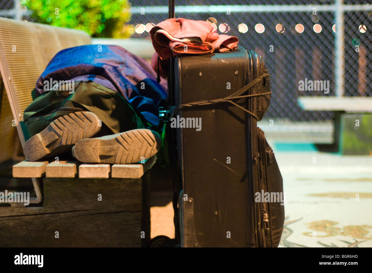 Ein Obdachloser schläft auf einer Bank neben dem East River in lower Manhattan. Stockfoto