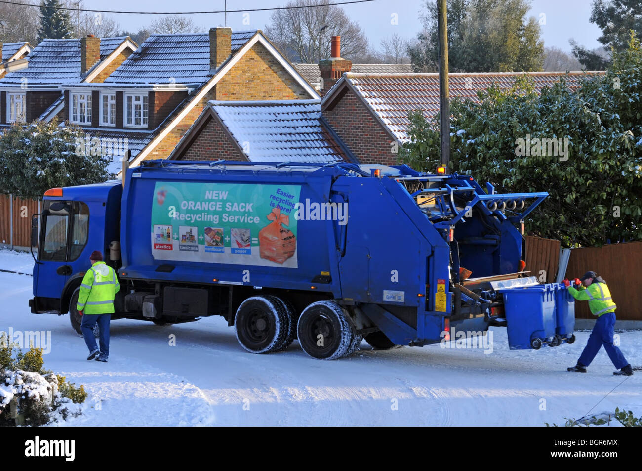Müllwagen LKW und Binmen auf eisigen Schnee bedeckt Wohnstraße LA Details Digital entfernt Stockfoto