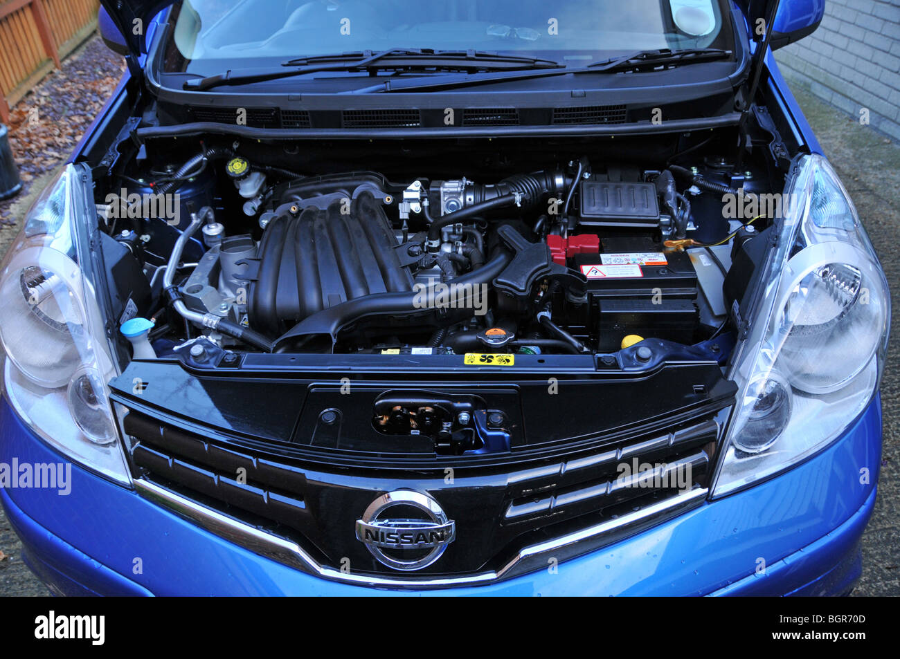 Unter der Motorhaube in der Nähe eines blauen Nissan Note Hatchback motor Auto mit einem Benzinmotor Fahrgastraum England Großbritannien Stockfoto