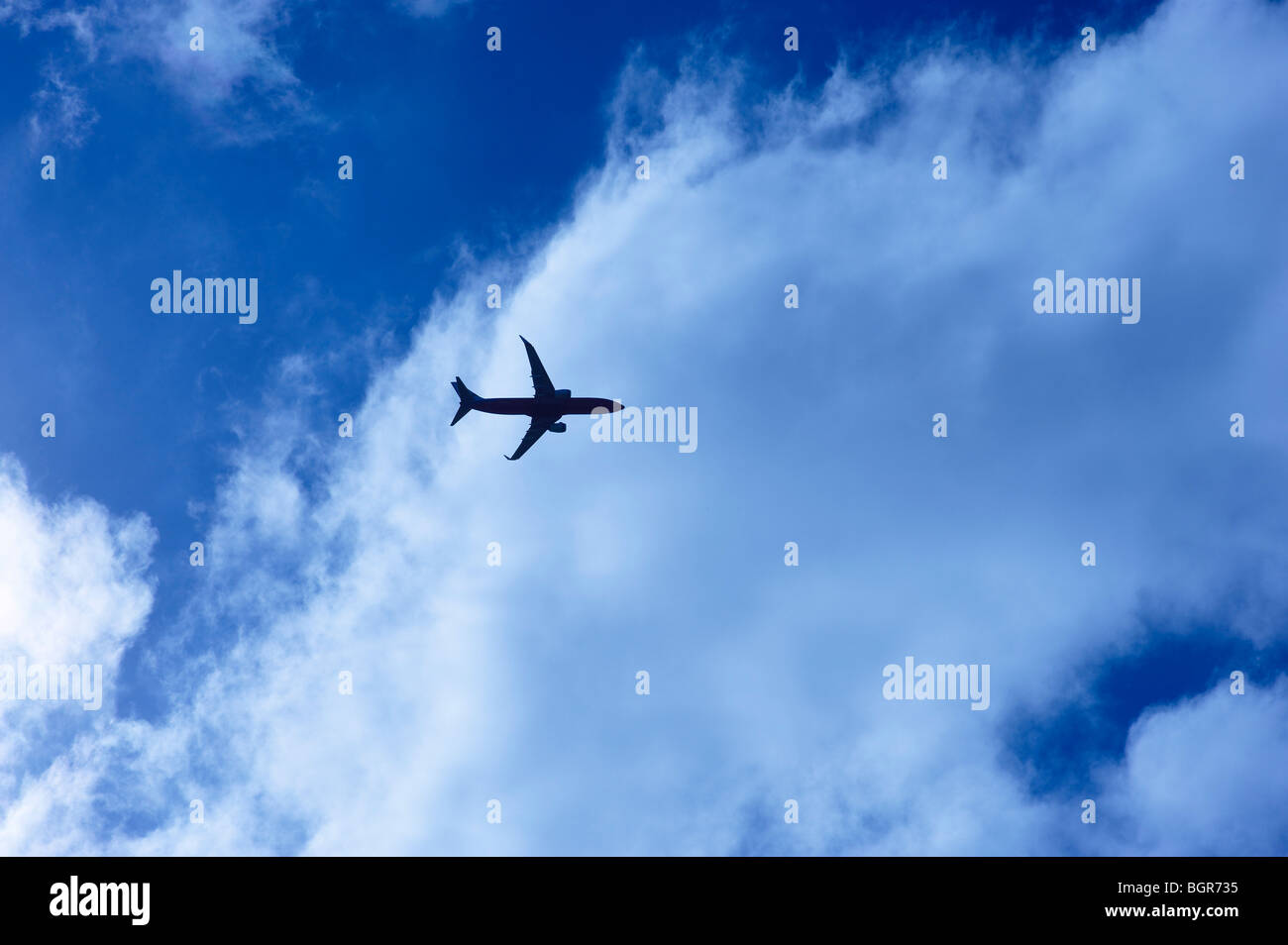 Verkehrsflugzeug in Wolken fliegen Stockfoto