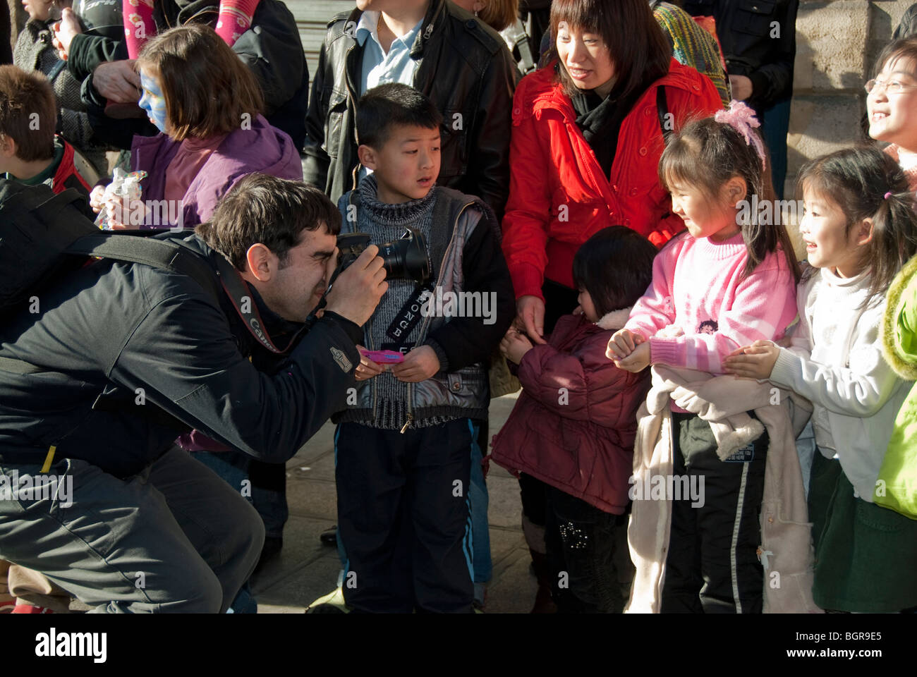 Paris, Frankreich, Französisch Pressefotograf fotografiert chinesische Kinder in Menschenmenge, bei der jährlichen Parade im chinesischen Neujahrskarneval in der Straße im Marais-Viertel, Migrantenfamilie, Einwandererfamilie Minderheit Europa Einwanderung Stockfoto