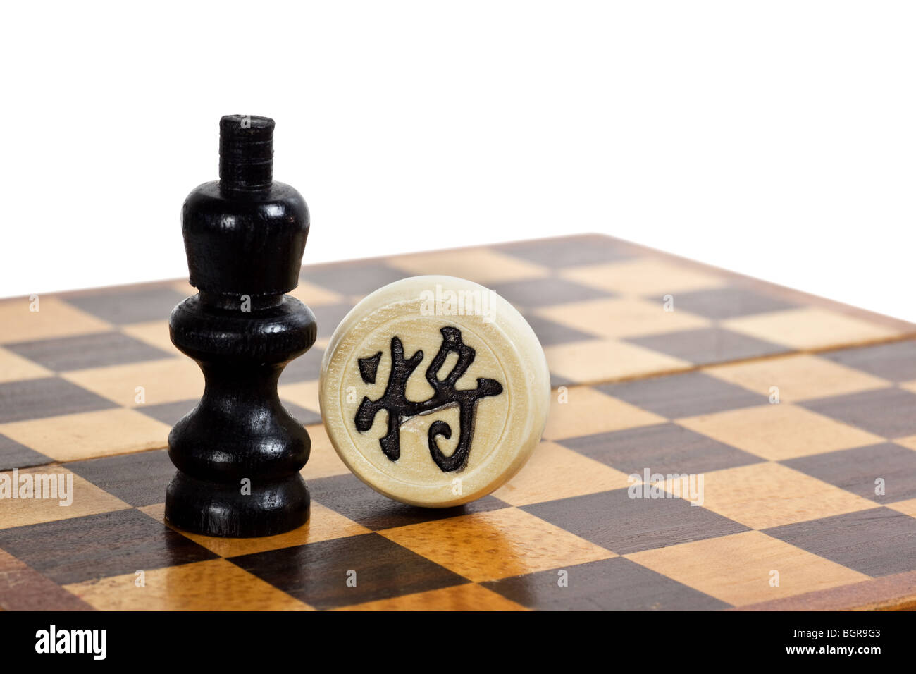 Westliche und chinesische Schach Stücke einander gegenüber Darstellung kulturellen Differenz zwischen Ost und West Stockfoto