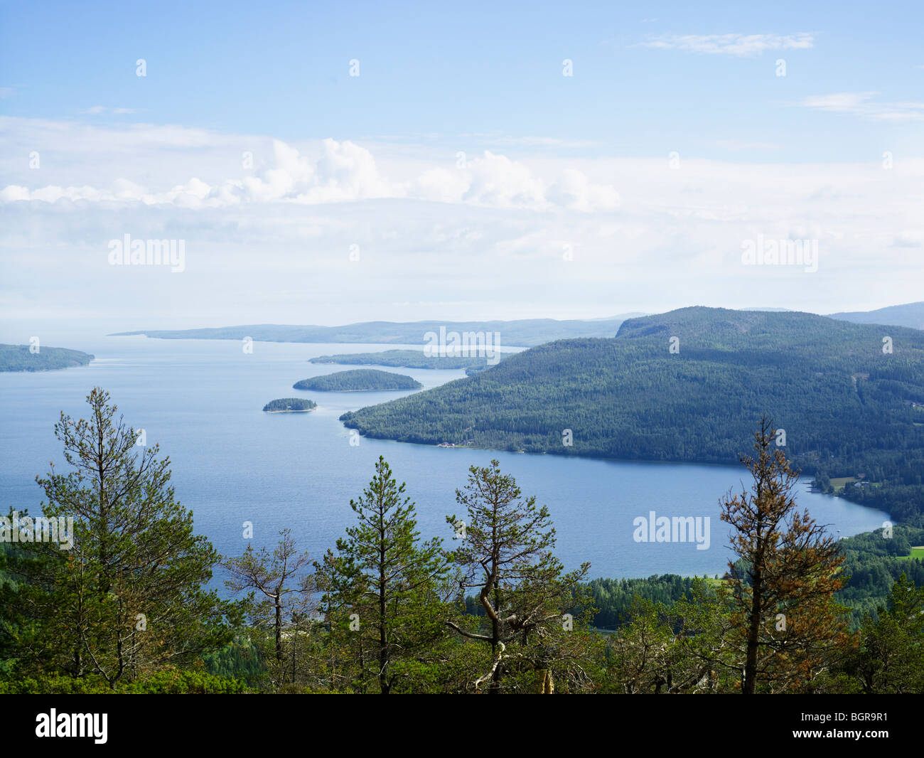 Die Aussicht von einem Berg über dem Meer, Hoga Kusten, Schweden. Stockfoto