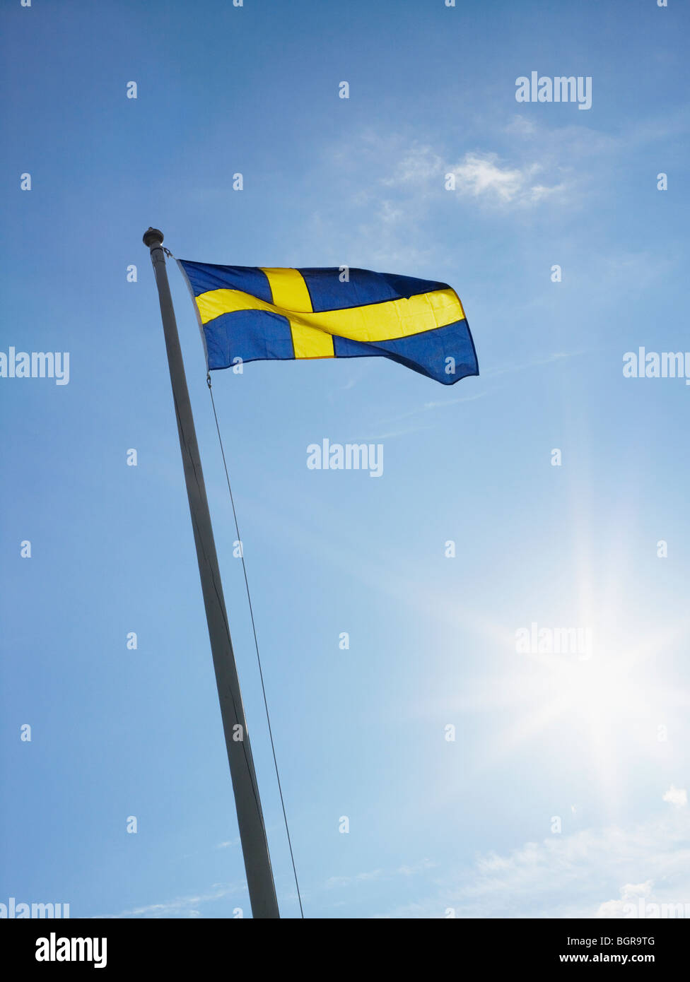 Die schwedische Flagge und ein blauer Himmel, Schweden. Stockfoto